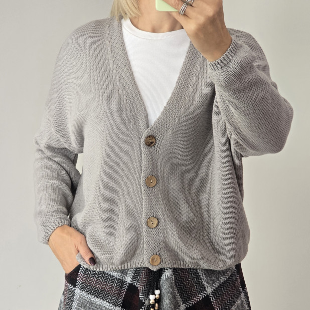 Šviesiai pilkas megztukas...