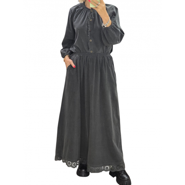 Tamsiai pilkas sijonas...