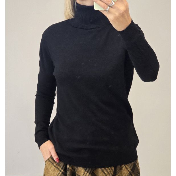 Juodas golfas moterims...