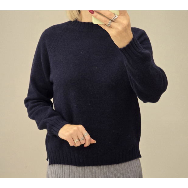 Tamsiai mėlynas vilnos...