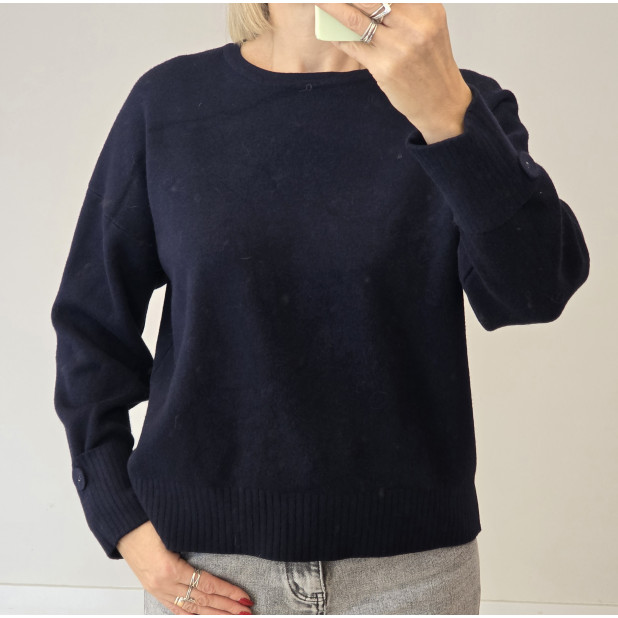 Tamsiai mėlynas megztukas...