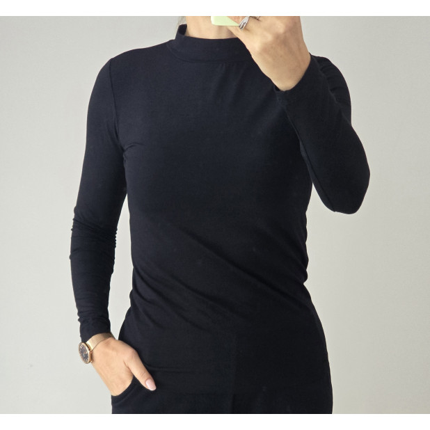 Juodas pusgolfis su vilna...