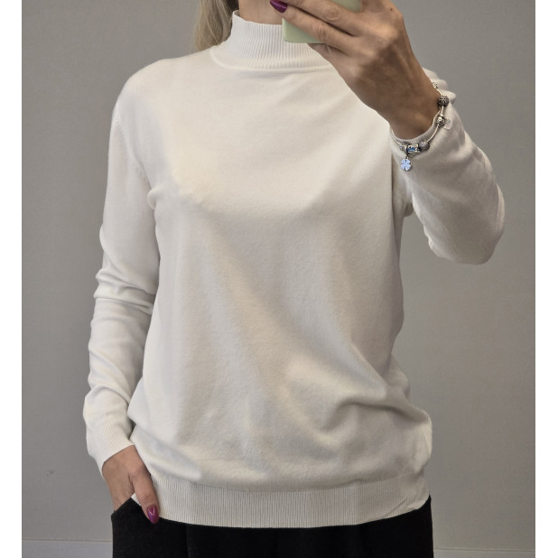 Baltas pusgolfis "Latina"