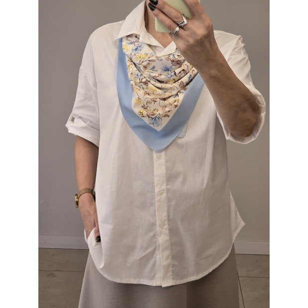 Marškiniai su žydra skarele