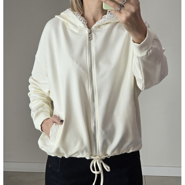 Kreminis džemperis moterims...