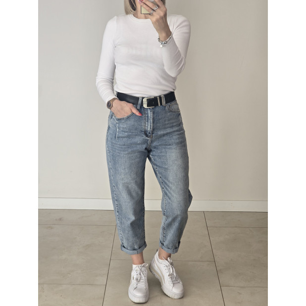 Šviesiai mėlyni džinsai...