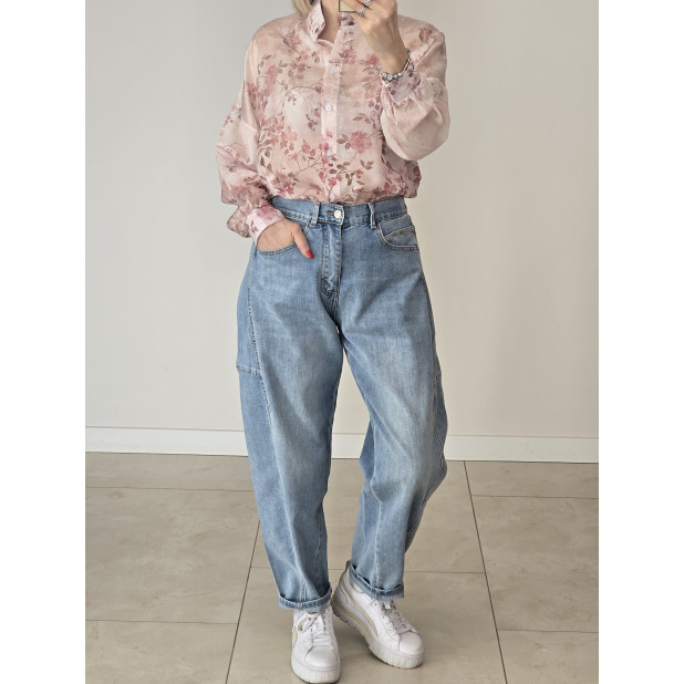 Šviesiai mėlyni džinsai...