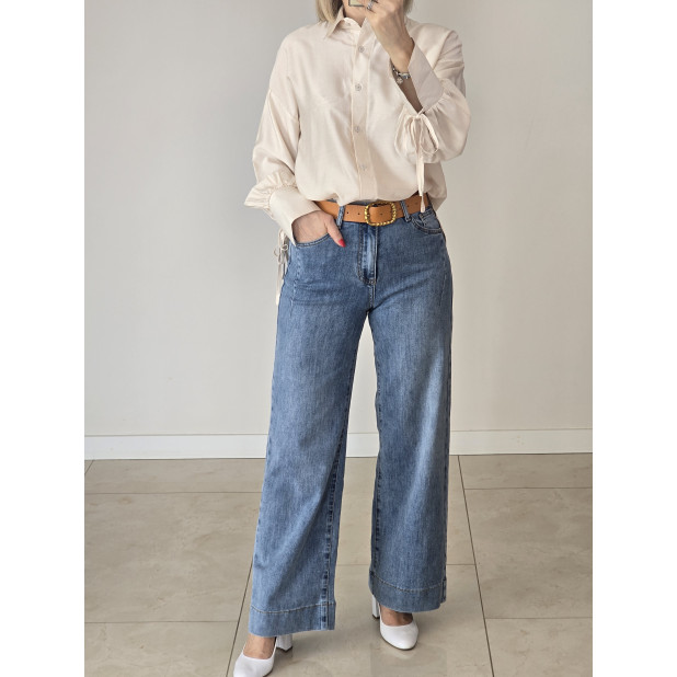 Šviesiai mėlyni džinsai...