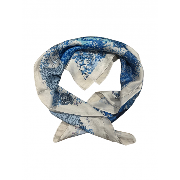 Balta šilko efekto skarelė...